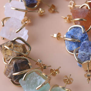 महिलाओं के लिए प्राकृतिक रत्न बालियां-18k सोने की प्लेटेड कच्ची आम्थास्ट और गुलाब क्वार्ट्ज उपचार क्रिस्टल स्टड इयररिंग्स - Product Image 3