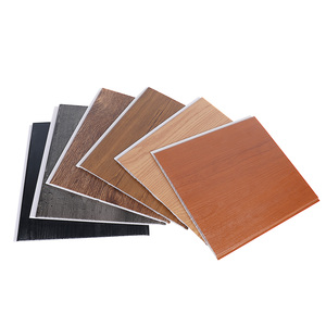 Panel de techo de pared de PVC de alta calidad, impermeable, ignífugo, color <span class=keywords><strong>madera</strong></span>, diseño a rayas para apartamentos interiores, fácil China - Product Image 1
