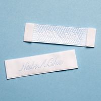 Étiquettes de col enroulées en satin blanc, lavables, résistantes à la décoloration, avec texte bleu, logo personnalisé, écologiques, pour vêtements, en rouleau, vente en gros