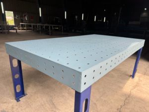 Table de soudage robuste, table de soudage de haute résistance, structure en acier perforé épais avec grille interne renforcée, et pieds en acier. - Product Image 5
