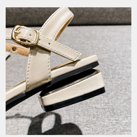 Sandales d'été 2026 à talon bas pour femmes, avec rivets et ruban fin, style coréen tendance, grandes tailles, à porter comme des chaussons