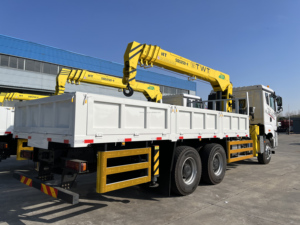 Camion lourd J6P 6x4 à 10 roues avec grue télescopique à flèche droite montée sur châssis et plateau de chargement rabattable - Product Image 2