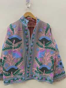 Chaqueta Floral de Terciopelo Hecha a Mano para Mujer con Bordado Tradicional Suzani, Estilo Retro Bohemio, Moda Boutique - Product Image 3