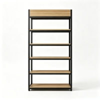 Étagère de présentation robuste en tube carré noir avec 5 niveaux de rayonnages imitation bois et panneau supérieur pour magasin de détail moderne