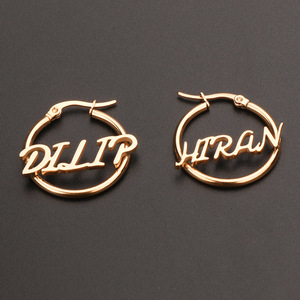 ต่างหูห่วงสลักชื่อส่วนตัว สแตนเลสชุบทอง 18K ต่างหูชื่อแบบเขียนลายมือ เรียบง่าย ของขวัญเครื่องประดับสั่งทำ - Product Image 4