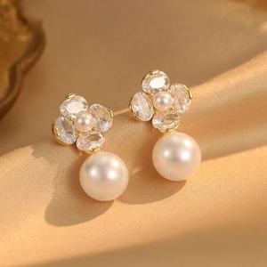 Pendientes de Botón de Cobre con Incrustaciones de Diamantes Simples, Perla de Imitación Chapada en Oro, Diseño de Nicho Elegante y Moderno de Lujo Ligero para Mujer - Product Image 1