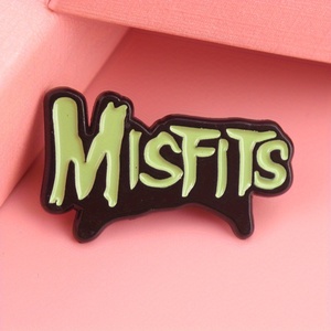 Broche clásico de culto <span class=keywords><strong>MISFITS</strong></span>-Letras verdes brillantes en una base negra en aerosol, parches de chaqueta de joyería punk rock Rebel - Product Image 2