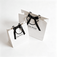 Sac cadeau en papier blanc personnalisé avec poignée en corde de papier noir, nœud en satin, sacs fourre-tout de luxe pour boutique, emballage haut de gamme pour vêtements