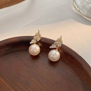 Pendientes Elegantes y Modernos para Mujer, Diseño de Hoja de Lujo, Imitación de Perla, Chapado en Oro de 14K, Acero Inoxidable, Joyería para Fiesta - Product Image 2