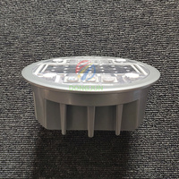 Matériaux technologiques de pointe : Coque en aluminium moulé sous pression, panneau solaire monocristallin, clous routiers réfléchissants prismatiques haute intensité
