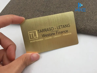 Tarjeta de negocios de metal con código qr