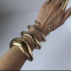 2024 nouveauté mode pas cher en gros à la mode en alliage de métal <span class=keywords><strong>Bracelet</strong></span> en alliage métallique <span class=keywords><strong>bracelet</strong></span> texture lisse manchette <span class=keywords><strong>bracelet</strong></span> - Product Image 4