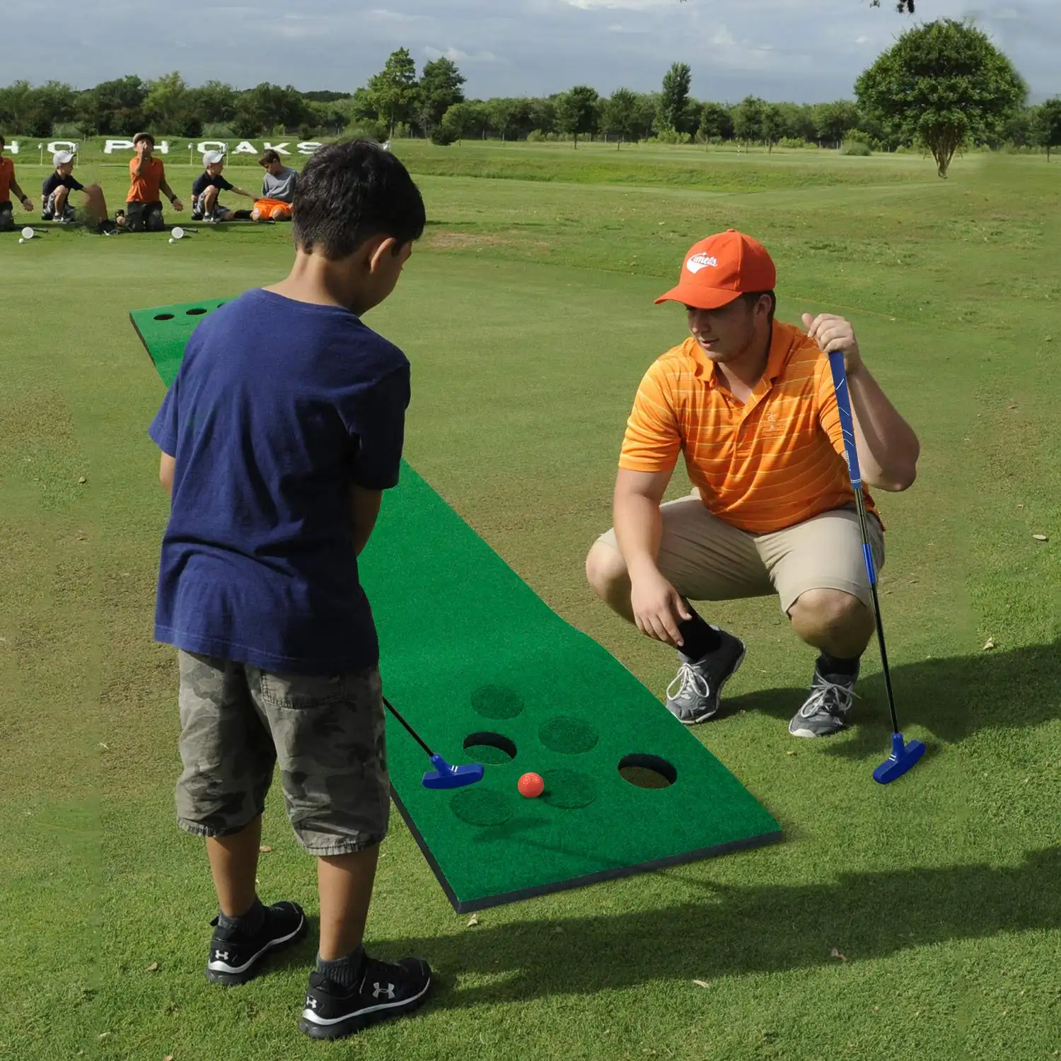 Juego de alfombrilla de Golf de 12 agujeros con putters de entrenamiento de alfombrilla verde para juegos cortos de interior/exterior, fiesta de oficina o uso en el patio trasero