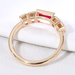 Bague en Or Massif 18 carats avec <span class=keywords><strong>Rubis</strong></span> de Laboratoire Taille Émeraude et 5 Pierres, Sertie en Sceau, Bijoux Unisexe, Fabricant Personnalisé de Joaillerie Fine - Product Image 2