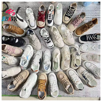 Chaussures d'occasion à prix de liquidation, chaussures de seconde main pas chères en stock, chaussures de marque usagées en balles à vendre du Royaume-Uni