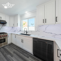 Ensemble d'armoires de cuisine blanches de style Shaker sur mesure pour appartement, en contreplaqué / MDF / bois massif, en forme de L, avec comptoirs en quartz blanc