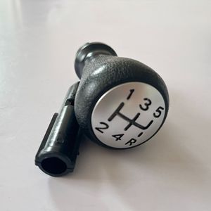 Pomo de palanca de cambios ergonómico de cuero para coche Peugeot con convertidor para modelos 206 406 - Product Image 3