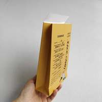 Enveloppe en carton blanc avec fenêtre et logo personnalisé