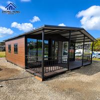 Maison préfabriquée modulaire moderne avec porche avant couvert et toit en pente pour villa de vacances en bord de mer, maison conteneur