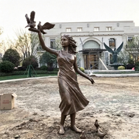 Anpassbare Realistische Moderne Stil Kommerzielle Straßenplatz-Dekoration Bronze-Skulptur Dame mit Tauben Menschliche Figur Statue