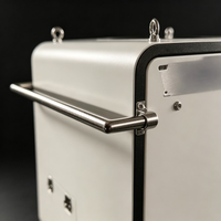 Armoire en tôle blanche certifiée ISO9001 avec joint d'étanchéité, poignées tubulaires et pieds réglables pour instruments