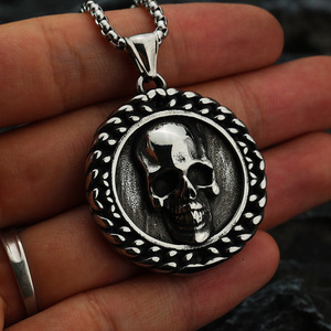 Yunnique – collier avec pendentif tête de mort en acier inoxydable pour hommes, design géométrique rond, style punk, bijoux à la mode - Product Image 4