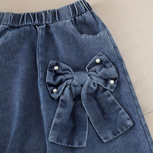 Set per Ragazze: <span class=keywords><strong>Felpa</strong></span> a Maniche Lunghe in Poliestere e Cotone con Stampa Farfalle Bianche + Pantaloni Larghi in Denim con Fiocco, Completo Due Pezzi Fresco e Carino - Product Image 4