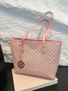 <span class=keywords><strong>Sac</strong></span> fourre-tout en <span class=keywords><strong>cuir</strong></span> de luxe pour femme, grande capacité, <span class=keywords><strong>sac</strong></span> <span class=keywords><strong>à</strong></span> <span class=keywords><strong>bandoulière</strong></span> tendance avec décoration lettres, toutes saisons, prêt pour les voyages - Product Image 1