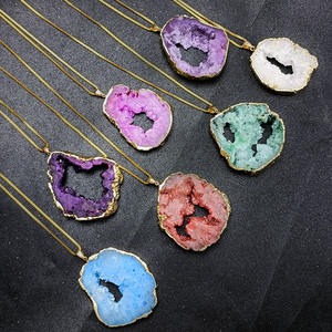 Collana in Pietra Naturale per Donne, Pendente Irregolare in Quarzo Geode Colorato, Gioiello con Cristallo Curativo Riki e Bordo Dorato - Product Image 6