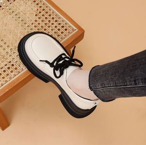Meilleures ventes : Mocassins à semelle épaisse en PVC/PU pour femmes |   Chaussures de marche imperméables à lacets 2026 style britannique marron amincissantes - Product Image 4