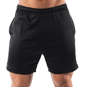 Shorts de sport pour homme en maille noire à séchage rapide, taille mi-haute élastique avec poches, 100 % polyester, longueur courte, couleur unie - Product Image 1