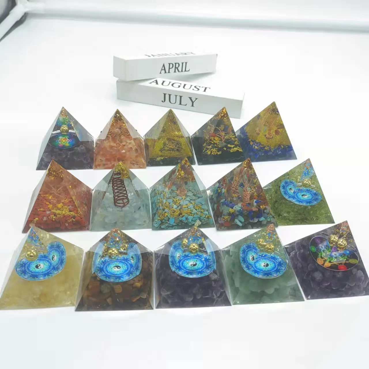Toplu toptan reçine piramit kristalleri kaya Chips kuvars reçine kristal piramit şifa için