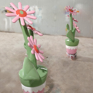 Sculpture florale en fibre de verre à poser au sol pour décorations extérieures de centres commerciaux, places et sites touristiques - Product Image 3