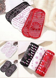 Calcetines magnéticos de masaje de pies con autocalentamiento Turmalina Terapia de moxibustión caliente Producto de suministro de atención médica - Product Image 6