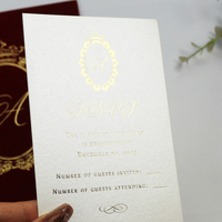 Undangan Pernikahan Mewah Kartu RSVP dengan Logo Foil Emas, Amplop Saku Beludru Burgundy dengan Rumbai