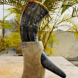 Cuerno para beber ceremonial de amor eterno con soporte, taza de cuerno para beber vikingo natural, medieval con hierro de madera - Product Image 3