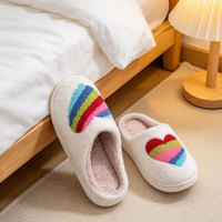 Babouches personnalisées en peluche à bout fermé pour femme, motif cœur tufté, chaudes, pour la maison, l'appartement, le dortoir, l'hôtel, hiver, vente en gros