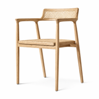 Fauteuil de salle à manger moderne en chêne avec dossier et assise en rotin tressé à la main, structure en bois massif, confort élégant pour les intérieurs de maison et de restaurant