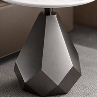 Table d'appoint en marbre naturel irrégulier et créatif, table basse d'angle italienne minimaliste avec structure en acier inoxydable pour l'espace de vie à domicile