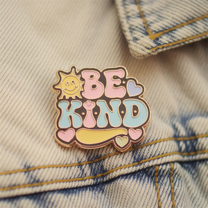 Vente en gros en métal design personnalisé être roi insigne lettre Alphabet broche broche personnalisation émail logo épinglette - Product Image 1