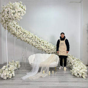 Fleurs artificielles en soie, y compris des roses blanches et des hortensias, disposées comme un décor de fond - Product Image 6