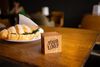 Cubes en bois avec code QR gravé sur mesure