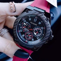 Montre-bracelet élégante pour homme, cadran noir, décor texture carbone, lunette rouge, bracelet en silicone, chronographe, montre de sport