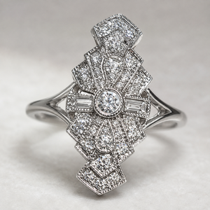 Anello Vintage con Corona Testurizzata per Donne, Gioiello Elegante e di Lusso per le Dita - Product Image 5
