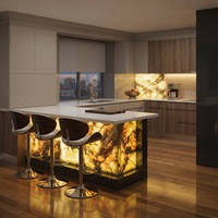 Ensemble de bar moderne personnalisé avec îlot central et comptoir en pierre rétroéclairée pour utilisation en sous-sol