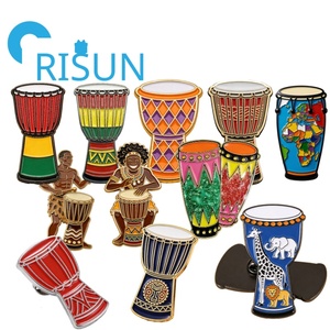 Spilla Distintivo in Metallo Smaltato Personalizzata all'Ingrosso con Motivo Tradizionale Africano Djembe, Regalo per Musicisti, Spille e Distintivi - Product Image 1