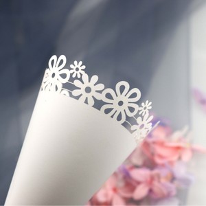 Cônes en papier blancs découpés au laser à motif floral, porte-confettis DIY pour mariage, fournitures pour fêtes, décoration de fête prénuptiale - Product Image 6