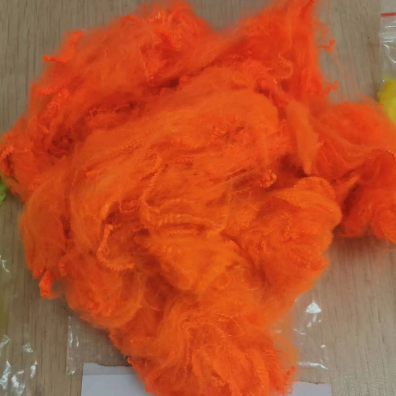Cina fabbrica di alta qualità bagliore colore di alta qualità 100% poliestere riciclato fibra in fiocco colori tinti in massa