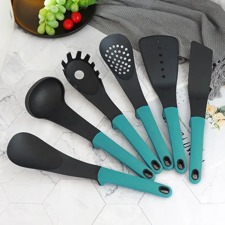 Heat resistant nylon kitchen utensil set