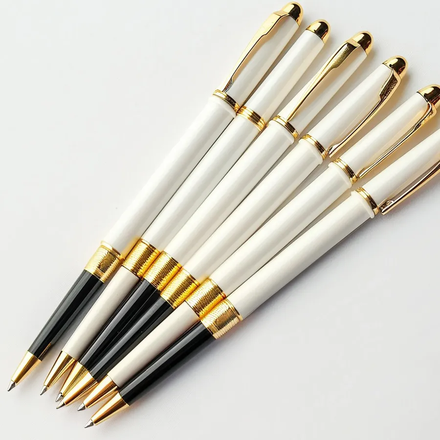 أقلام من الخيرزان تُباع بالجملة مع إمكانية تخصيصها وتقنية عالية الجودة وتقنية الدفع حسب الطلب وتتميز بشعار مخصص مصنوع من المعدن والخشب